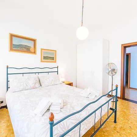 Casa Ellebi Fronte Con Posto Auto Gratuito * Пезаро